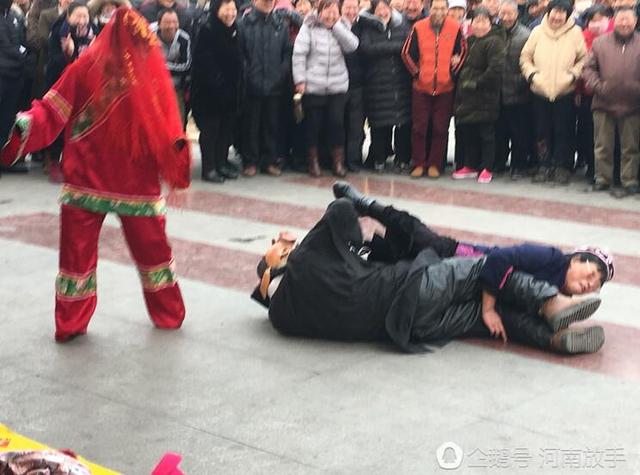 洛陽大叔扮豬八戒 一個(gè)動作令人臉紅