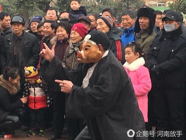 洛陽大叔扮豬八戒 一個(gè)動作令人臉紅