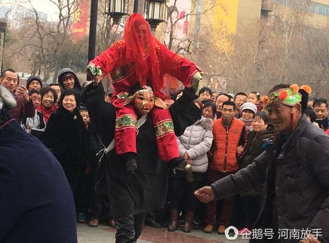洛陽大叔扮豬八戒 一個(gè)動作令人臉紅