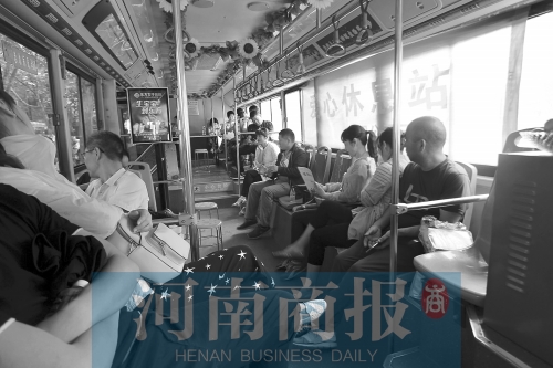 高考家長(zhǎng)坐公交“討彩頭” 網(wǎng)友提醒：“別坐985路” 為啥？