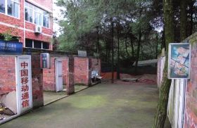 緊挨鐵山坪基地，有一條“迷你”街道，雖然簡(jiǎn)陋，但尚未拆去的店鋪名稱顯出了曾經(jīng)的“繁華”。組圖/記者倪志剛