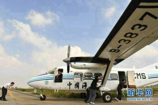 資料圖：中國海監(jiān)東海航空支隊(duì)舟山基地工作人員正在進(jìn)行運(yùn)-12飛機(jī)備航。