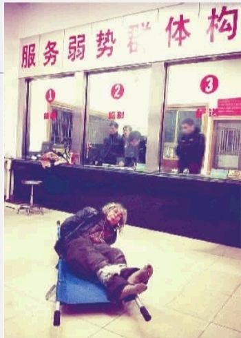 1月7日23點50分，長沙市救助管理站大廳，一名老年流浪者躺在擔(dān)架上，無助地看著記者。