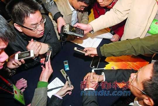 咨詢問政會上，記者的錄音設(shè)備遍布臺面。南都記者 馮宙鋒 攝