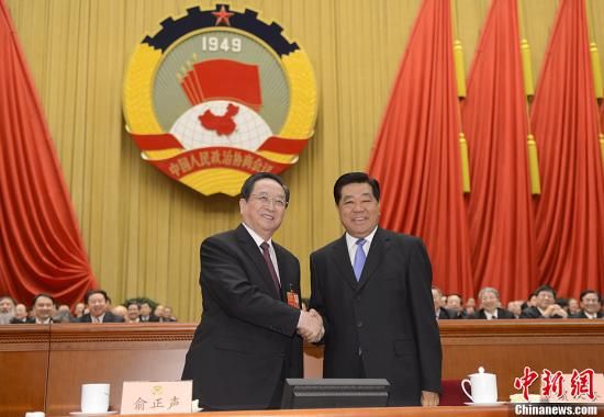 3月11日下午，全國政協(xié)十二屆一次會議在北京人民大會堂舉行第四次全體會議，俞正聲當選政協(xié)第十二屆全國委員會主席。圖為政協(xié)第十一屆全國委員會主席賈慶林和俞正聲握手，表示祝賀。中新社發(fā) 廖攀 攝