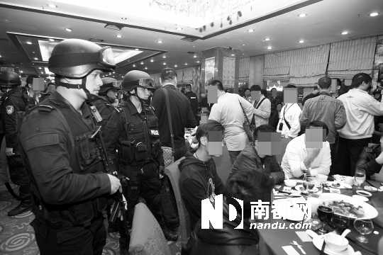 手持微沖、身穿防彈背心的警員進(jìn)入酒樓進(jìn)行調(diào)查。深圳警方供圖