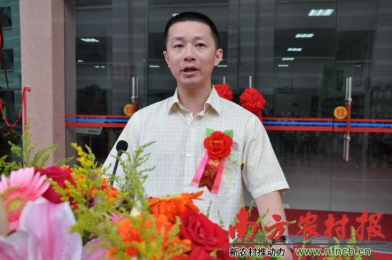揭東縣人民政府副縣長(zhǎng)江中詠在廣東流動(dòng)圖書館揭東分館揭幕儀式致辭。
