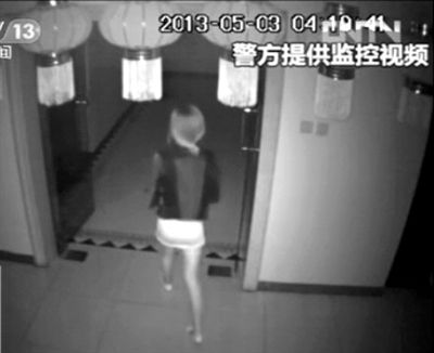 監(jiān)控視頻中，女子獨(dú)自走向墜樓處。 央視視頻截圖