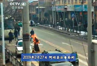2009年2月27日，一名僧侶在阿壩縣洽唐西街自焚。本版圖片/央視截圖