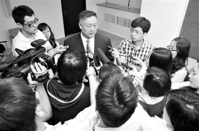 6月5日，商務(wù)部新聞辦公室召開“中歐光伏產(chǎn)品貿(mào)易摩擦”專題發(fā)布會。發(fā)布會結(jié)束后，中國機電產(chǎn)品進出口商會會長張鈺晶接受記者采訪。新京報記者