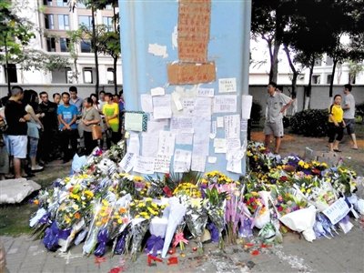 　昨日，廈門市民在BRT的橋墩下放上鮮花悼念逝者。新京報記者 郭鐵流 攝