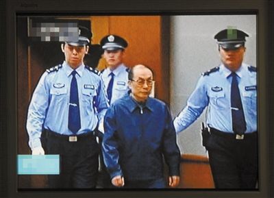 6月9日，劉志軍被帶入法庭。當日，北京市二中院開庭審理原鐵道部部長劉志軍受賄、濫用職權案。新華社記者 公磊 攝