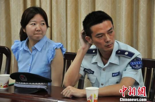 圖為參與“體驗(yàn)式執(zhí)法”的兩名城管隊(duì)員?！埱邸z