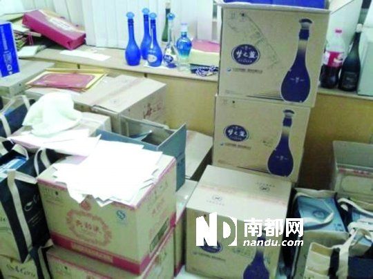 　　江蘇靖江市工商局餐廳倉(cāng)庫(kù)里被爆堆滿(mǎn)了高檔酒。