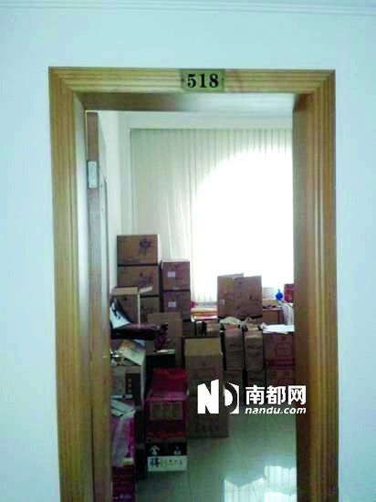 　江蘇靖江市工商局餐廳倉(cāng)庫(kù)里被爆堆滿(mǎn)了高檔酒。