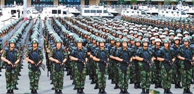 6月29日，新疆武警部隊(duì)反恐維穩(wěn)誓師大會(huì)在烏魯木齊市人民廣場舉行。據(jù)《新疆日?qǐng)?bào)》