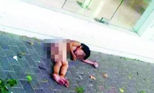 大熱天，小女孩赤身躺在馬路上