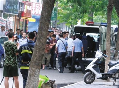 女童安全獲救后，嫌疑人被制服并由民警押出餐館。新華社發(fā)