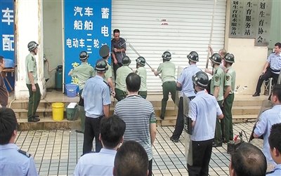 昨日，警方趕到現(xiàn)場制服嫌疑人何某。