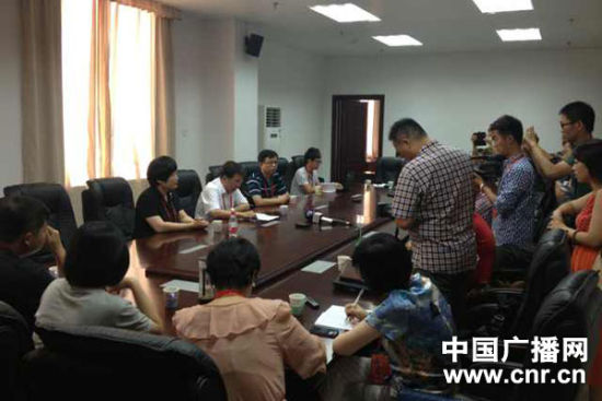 試卷原件展示前向媒體說明情況，并要求媒體不能拍照或攝像