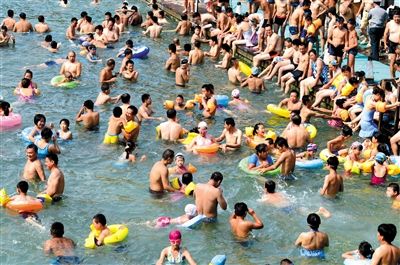 昨日，濟(jì)南市最高氣溫超過37℃，位于市區(qū)黑虎泉畔的泉水浴場免費(fèi)開放。