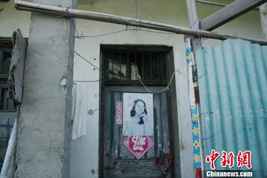 圖為嫌犯租住的民房，當(dāng)天受害人即攀在門上的窗口對外呼救。 吳佳蔚 攝