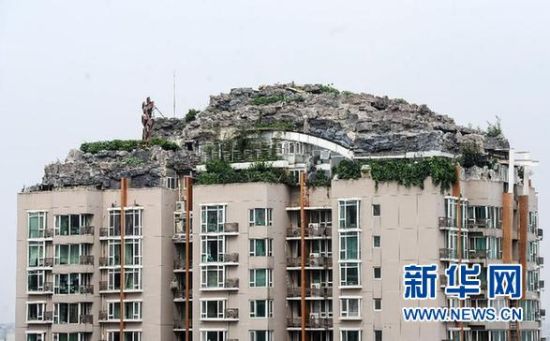 位于北京市海淀區(qū)白石橋路45號人濟山莊小區(qū)B棟樓頂?shù)募偕絼e墅（8月12日攝）。