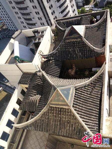 2013年8月14日，江蘇蘇州蘇州市三香大廈高樓18層樓頂東側(cè)陽(yáng)臺(tái)上的“蘇州園林”式別墅，兩座涼亭和兩道回廊，飛檐翹角，一派蘇州園林的氣勢(shì)。中國(guó)網(wǎng)圖片庫(kù)李俊鋒攝影