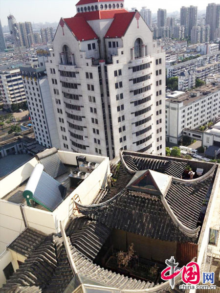 2013年8月14日，江蘇蘇州蘇州市三香大廈高樓18層樓頂東側(cè)陽(yáng)臺(tái)上的“蘇州園林”式別墅，兩座涼亭和兩道回廊，飛檐翹角，一派蘇州園林的氣勢(shì)。中國(guó)網(wǎng)圖片庫(kù)李俊鋒攝影