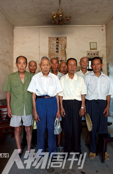 2003年5月，湖南攸縣農(nóng)村的8位志愿軍老兵。10年后回訪時，其中6人已悄然逝去