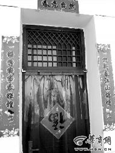 昨日中午，張某辦公室大門(mén)緊閉。