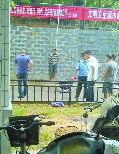 小偷被五花大綁捆在小區(qū)門前的墻壁上示眾。 網(wǎng)友羅先生 攝