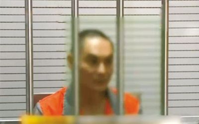 涉嫌窩藏罪的李明在接受訊問。