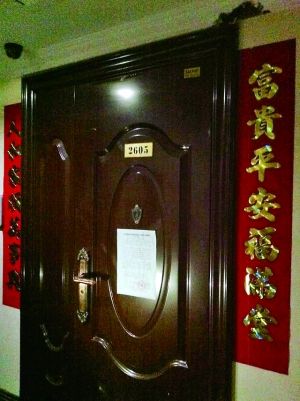 拆除公告昨天仍貼在2605號大門上。