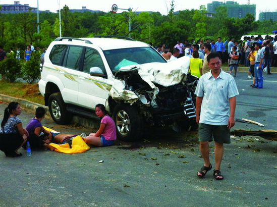 事發(fā)現(xiàn)場，肇事車輛車頭嚴重損毀，旁邊有人當場死亡