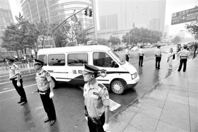　　昨日早上,押解李某某的車隊(duì)開(kāi)進(jìn)法院。當(dāng)日,李某某等5人涉嫌強(qiáng)奸案在海淀法院不公開(kāi)審理。本版攝影/新京報(bào)記者 王貴彬