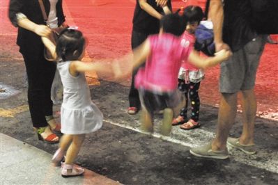 2012年8月1日晚，北京兒童醫(yī)院，三個(gè)來(lái)自廊坊的小女孩在玩耍，她們都被幼兒園老板性侵害。本版攝影/新京報(bào)記者 尹亞飛