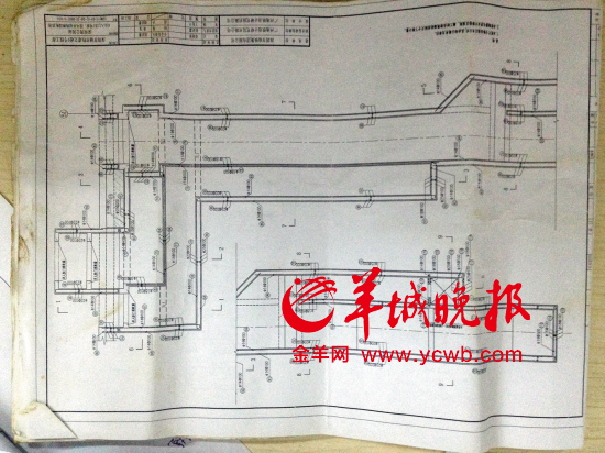舉報人洪先生稱，里面標注“100”（圖紙默認單位為毫米）的地方，均按照13厘米的鋼筋間距施工
