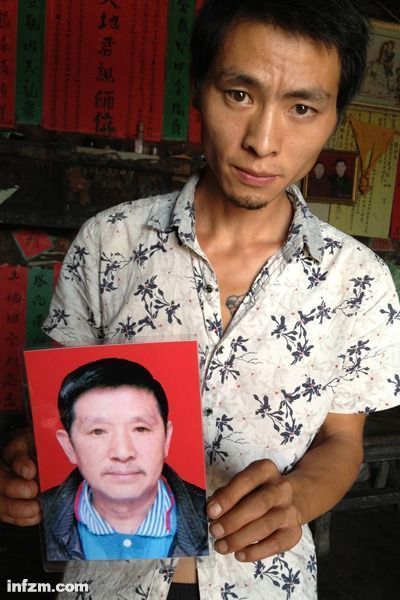 程興貴的兒子程正鵬拿著父親的遺照。程興貴自殺后，政府補(bǔ)償程家6000多塊錢(qián)，并終于認(rèn)定了程興貴的代課教齡。 (南方周末記者雷磊/圖)