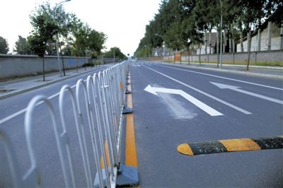 樓梓莊路東，飚車(chē)的路已經(jīng)安裝了隔離護(hù)欄和減速帶。新京報(bào)記者