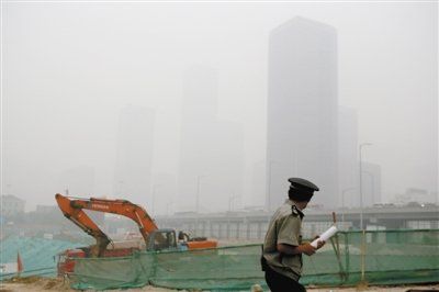 6月28日，CBD核心區(qū)。當天北京重度污染，PM2.5濃度一直在400微克/立方米以上。