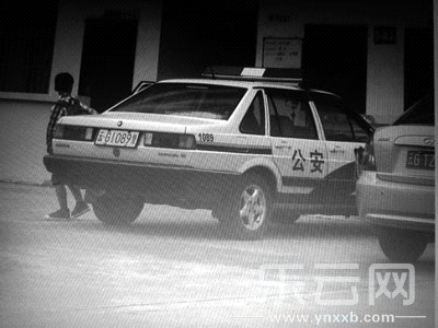 被指接送小孩上學(xué)的警車。