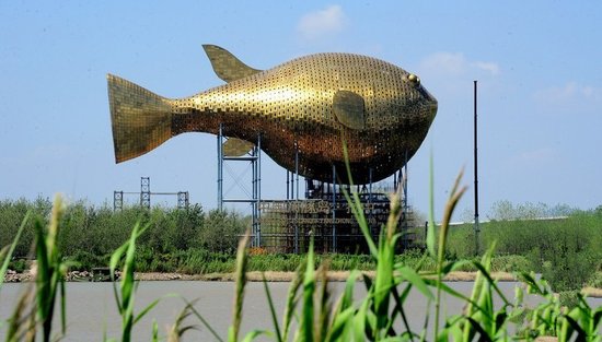 昨天，揚中市西沙島，正在施工的河豚塔金光閃閃
