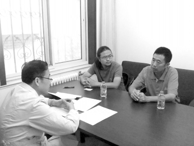 9月13日下午，雷闖(中)與父親在國家衛(wèi)計委遞交建議信，與衛(wèi)計委工作人員交流?！±钻J供圖