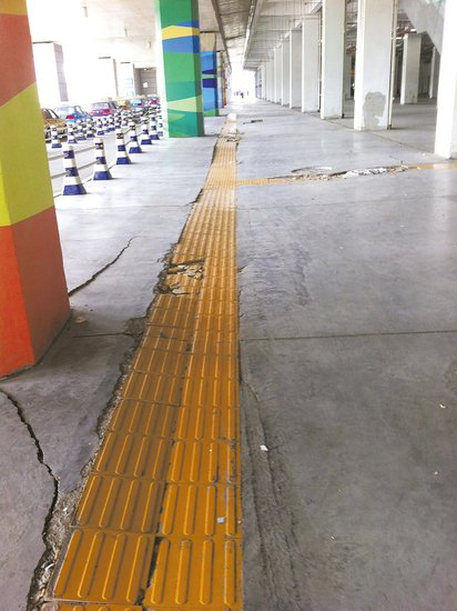 在溫嶺火車站架空層，由于沉降產(chǎn)生的裂縫到處可見。