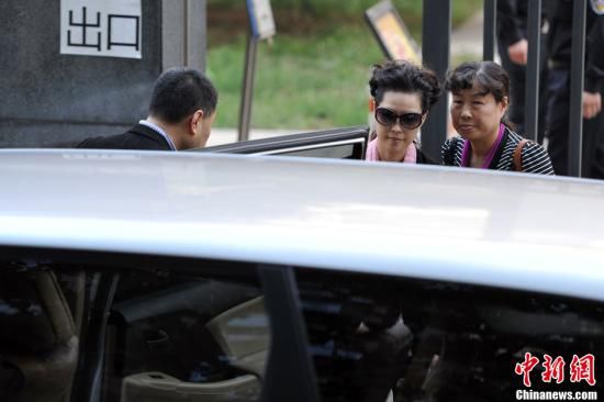 圖為宣判結(jié)束后夢(mèng)鴿面無(wú)表情走出海淀法院，乘車離開(kāi)。