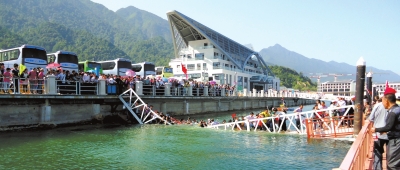 昨天上午10點(diǎn)左右，江西廬山西海風(fēng)景區(qū)司馬旅游碼頭發(fā)生橋面塌陷事故，造成18名游客擦傷或落水。景區(qū)表示，目前已對(duì)擦傷或落水游客進(jìn)行有效救治和妥善處置，并對(duì)游客損失的財(cái)物進(jìn)行登記。