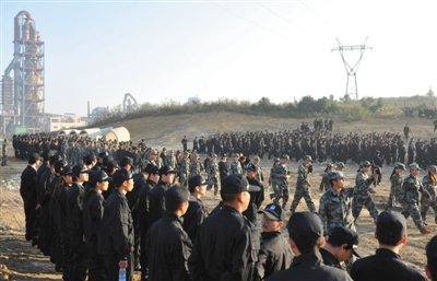 10月12日，貴陽(yáng)，觀山湖區(qū)控拆違指揮部組織2500余人到金華鎮(zhèn)上鋪村空山壩，對(duì)54棟違法建筑進(jìn)行