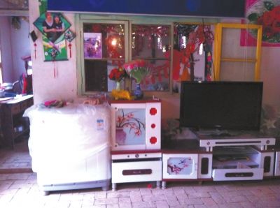 麻永東屋里的家具電器仍是嶄新的。
