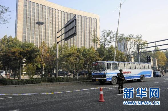 這是11月6日拍攝的一輛爆炸中受損的公交車停在現(xiàn)場。
